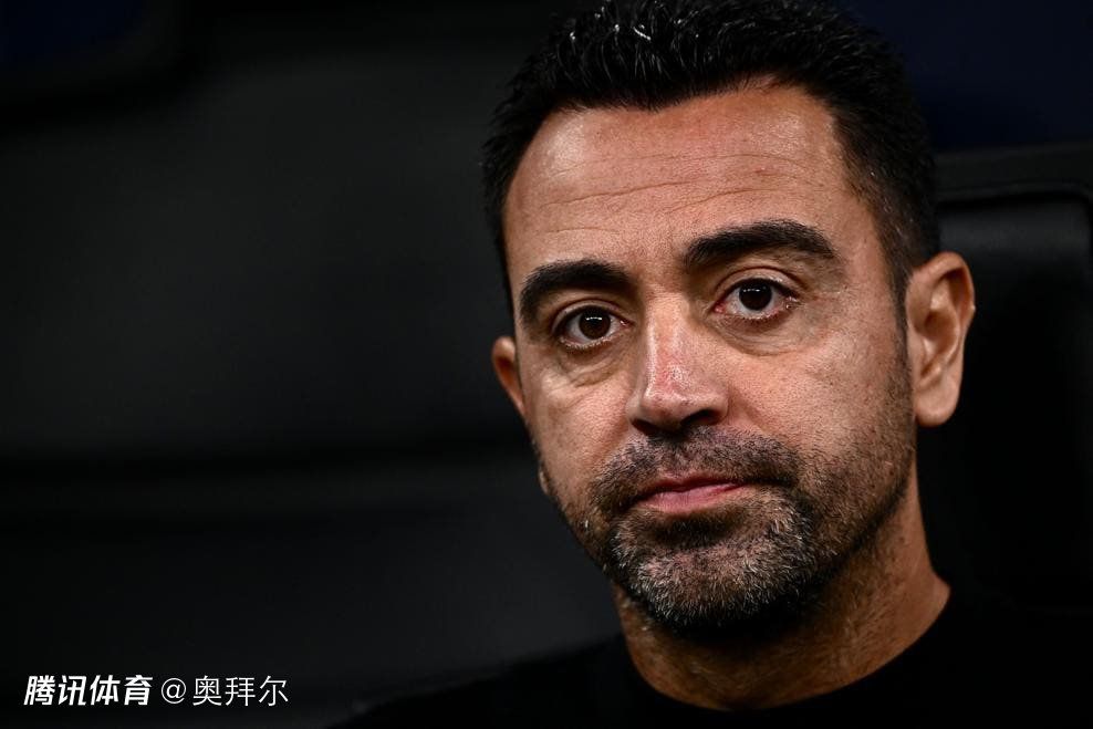大家在会所里吃了一顿丰盛无比的午饭，因为大家还都在兴头上，于是韩美晴便直接在辉煌会所里要了一个包厢，大家开始唱歌。